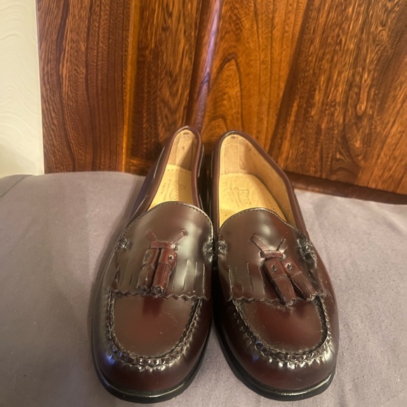 G.H. Bass & Company Genuine Leather Weejuns Women 7.5 Loafers, very good cond. - Picture 2 of 11